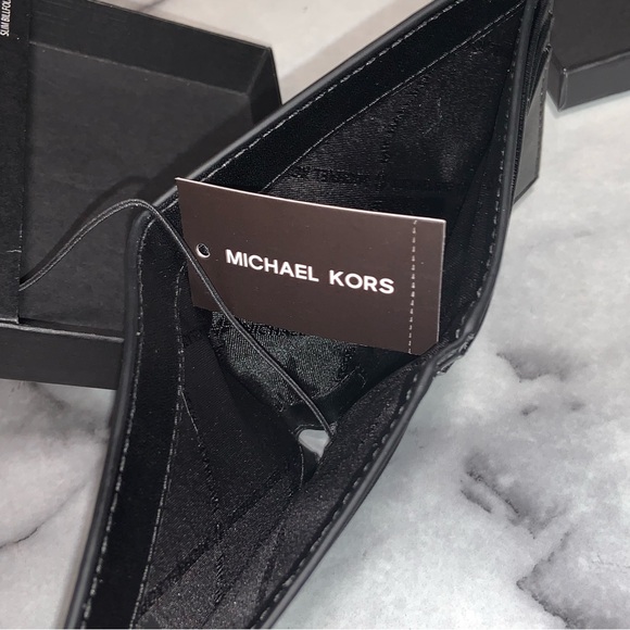 MICHAEL KORS MEN'S "JET SET" GENUINE "MK" BLACK LEATHER PASSCASE WALLET  $98 NWT - Picture 5 of 7